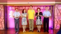 林右昌市長頒獎表揚服務滿四十年教育同仁