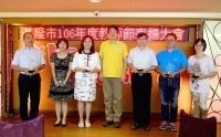 林右昌市長頒獎表揚服務滿三十年教育同仁1
