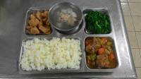 107.1.2午餐  有機白米飯、黑椒西芹雞丁、醬燒麵腸、炒菠菜、甜菜龍骨湯