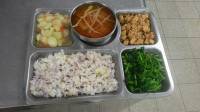 107.3.23午餐  十穀米飯、脆瓜肉燥、鐵板洋芋、炒空心菜、番茄黃芽湯