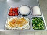 107.4.18午餐  義大利麵、瑞穗牛奶饅頭、炒土白菜、玉米濃湯、小蕃茄