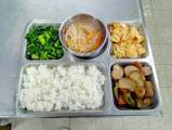 107.4.26午餐  白米飯、醬燒素雞、番茄炒蛋、炒芥蘭菜、榨菜金菇湯
