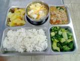 107.4.30午餐  十穀米飯、泰式打拋肉、雲耳黃瓜、炒青江菜、豆腐蛋花湯