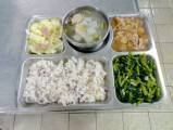 107.5.8午餐 十穀米飯、醬燒洋葱雞、培根高麗、炒空心菜、蘿蔔貢丸湯
