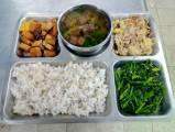 107.5.11 午餐 十穀米飯、蒙古炒肉、蜜汁干丁、炒菠菜、豬血湯