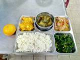 107.5.16午餐  白米飯、蔥椒肉片、金沙南瓜、炒A菜、味噌海芽湯5