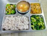 107.5.22午餐  十穀米飯、南瓜燉雞、蕈香花菜、炒青江菜、蕃茄豆腐湯