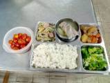 107.5.23午餐  白米飯、豉汁雞丁、香腸炒銀芽、炒土白菜、黃瓜龍骨湯