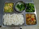 107.5.24午餐 白米飯、壽喜燒百頁、芙蓉絲瓜、炒油菜、莧菜麵線湯