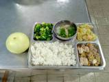 107.5.30午餐  白米飯、蒸肉餅、紅娘高麗、炒青江菜、肉羹湯
