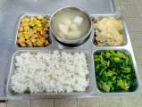 107.6.14午餐  白米飯、三色蒸蛋、素炒干丁、炒油菜、山藥養生湯