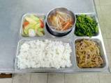 107.6.26午餐  有機米飯、鐡板肉絲、蒟蒻黃瓜、炒空心菜、花枝羹湯