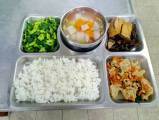 107.6.28午餐  白米飯、什錦素滷、塔香炒蛋、炒油菜、雙色蘿蔔湯