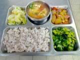 107.8.31午餐 十穀米飯、玉米燴雞、開陽高麗、炒青江菜、蕃茄蛋花湯