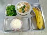107.9.26午餐 米食(米苔目)、米苔目湯配料、鮮肉包、炒莧菜、香蕉