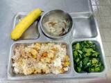 107.11.14午餐  白飯、菠蘿炒飯、炒青江菜、養生菇菇湯、香蕉