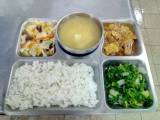 107.12.6午餐  白飯、親子雞肉丼、白菜滷、炒蚵白菜、味噌豆腐湯