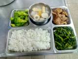 108.2.25 午餐  白飯、木耳鮑魚菇燒雞、蒟蒻炒綠花椰、炒空心菜、關東煮
