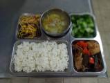 108.5.30午餐  白飯、米血雞丁、豆芽雙絲、炒蚵白菜、木瓜銀魚湯