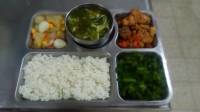 108.10.17午餐  白米飯、洋蔥燒雞、五福臨門、炒空心菜、莧菜吻魚湯