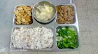 108.11.8午餐 十穀飯、洋蔥燴肉、香炒豆干、炒小白菜、香菇雞茸濃湯