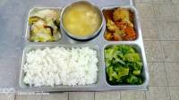 108.12.5午餐  白飯、親子雞肉丼、白菜滷、炒福山萵苣、味噌豆腐湯
