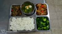 109.4.16午餐  白飯、蘿蔔燉雞、雪菜炒肉末、炒青江菜、白菜豆腐湯
