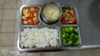 109.5.4午餐  白飯、蠔油雞丁、番茄豆腐、炒青江菜、花枝羮湯