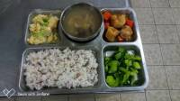 109.5.12午餐 十穀飯、蘑菇雞丁、絲瓜炒蛋、炒青江菜、香菇肉絲湯