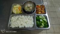 109.5.25午餐  白飯、花生燉雞、炒高麗、炒蚵白菜、黃瓜丸子湯