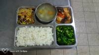 109.5.28午餐  白飯、米血雞丁、豆芽雙絲、炒油菜、木瓜銀魚湯