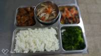 109.10.5午餐  白飯、蜜汁排骨、紅蘿蔔炒金菇、炒芥藍菜、肉羹湯