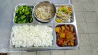 109.10.8午餐  白飯、馬鈴薯燒肉、三彩銀芽、炒油菜、養生菇菇湯