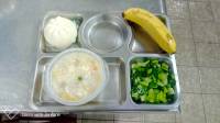 109.12.23午餐  絞肉玉米粥、炒青江菜、芝麻包、香蕉