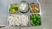 110.3.5午餐 十穀飯、蘑菇醬雞丁、香菜滷蘿蔔、炒青江菜、芹香魚丸湯