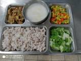 110.4.30午餐 十穀飯、和風壽喜燒、炒三色、炒小白菜、蔬菜濃湯