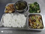110.5.17午餐  白飯、花生滷肉、五色如意、炒福山萵苣、海芽味噌湯