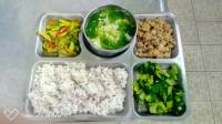 1101022十穀飯,香菇肉燥,小瓜洋菜絲,炒青江菜,莧菜吻魚湯,調味料