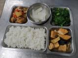 1101104白飯,蘿蔔燒雞,滷油腐,炒A菜,筍片湯,調味料