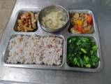 1101105十榖飯,洋蔥燴肉,香炒豆干,炒青江菜,香菇絞肉濃湯,調味料