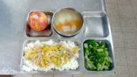 1101110白飯,鳳梨肉絲蛋炒飯,炒土白菜,雙色蘿蔔湯,蘋果,調味料