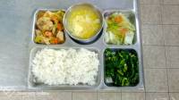 1101118白飯,蘑菇醬雞丁,紅絲高麗,炒A菜,玉米蛋花湯,調味料