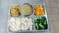 1101123十穀飯,黑胡椒肉絲,紅絲炒蛋,炒有機黑葉白菜,綠豆薏仁湯,鮮奶,豆漿,調味料