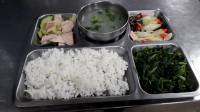 1101125白飯,鳳梨雞丁,木須白菜,炒空心菜,蘿蔔大骨湯,調味料