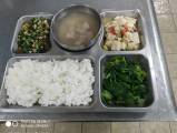 1101129白飯,皮韭肉燥,燴豆腐,炒菠菜,芋香西米露,調味料