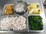 1110329十穀飯,蘑菇醬豬柳(暖西),炒高麗菜,炒山茼蒿,蘿菠排骨湯,調味料