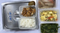 1130930  白飯,鹽酥雞,鮮蔬炒蛋,清炒空心菜,肉羹湯,奇異果,調味料