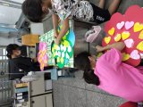 教師節學生以多國語言發表感恩詞,寫"愛的宅急便"是全校學生寫的給全校老師的感恩便利貼,七至九月的學生慶生活動
