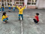 101 playing with the rubber band rope (4)