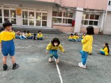 101 playing with the rubber band rope (13)